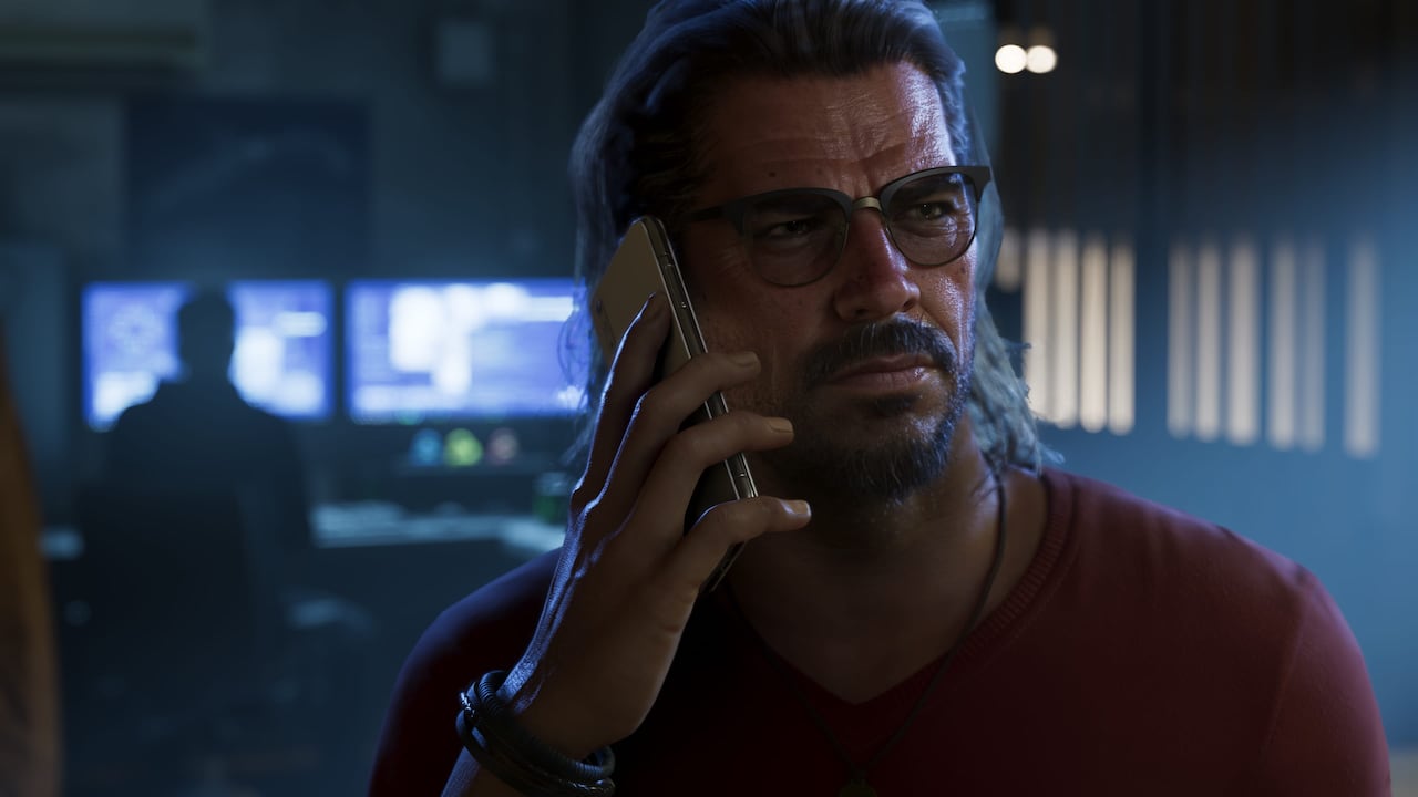 Raul Bautista au téléphone.